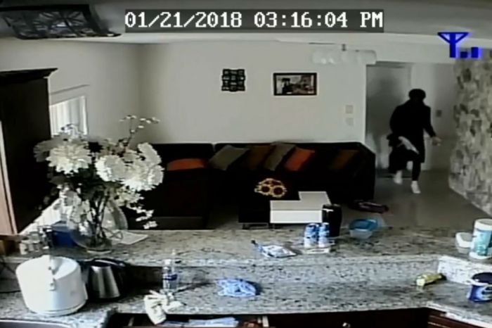 “They’re breaking in” — Teen hides upstairs while his mom watches a home invasion from her phone