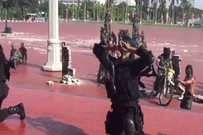 Watch as these Indonesian soldiers bite snakes and drink their blood–in front of the U.S. Defense secretary