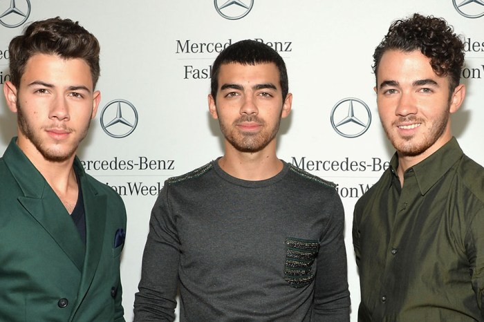 New viral photo of the Jonas Brothers has fans getting very excited