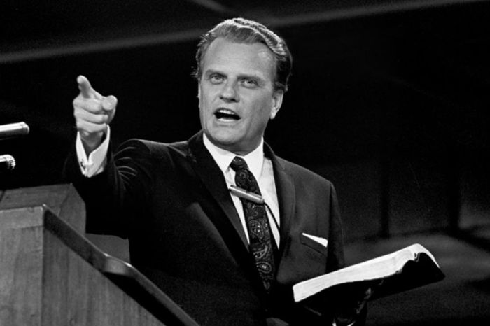 Billy Graham’s son Franklin pens a sweet tribute following his death