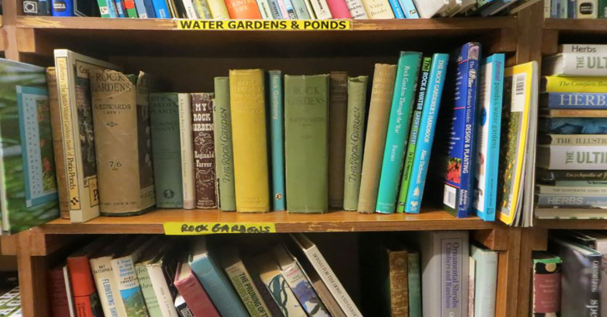 Librarians hilariously troll readers with color-coded book displays | Rare