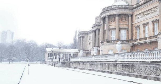 Buckingham Palace looks like an actual fairytale with all of the snow in London