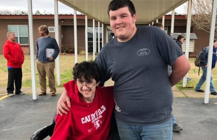 High School Senior Buys Friend An Electric Wheelchair After Saving Up Money For 2 Years