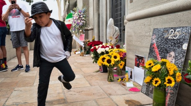 Michael Jackson Fans Pay Tribute on 10th Death Anniversary