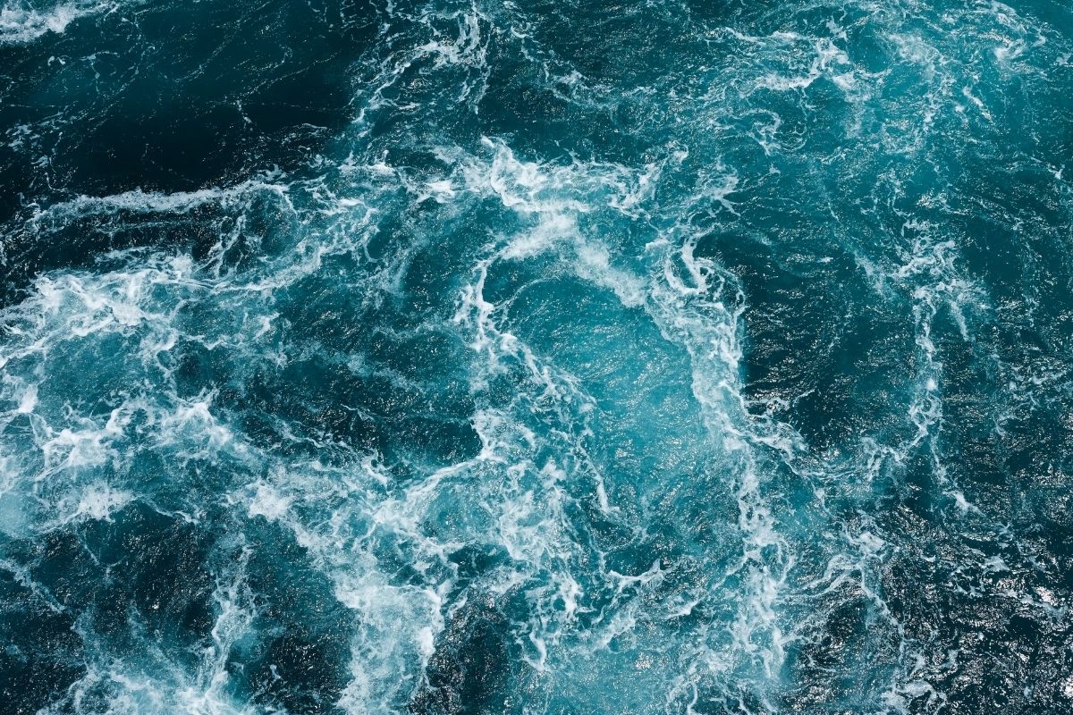 square ocean waves in france