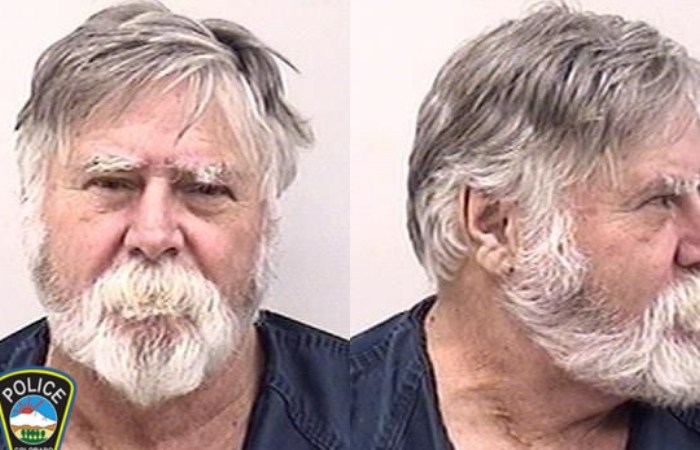 Fake Santa Robs Bank, Throws Money on the Street While Yelling “Merry Christmas”