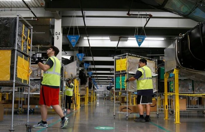 Amazon to Hire 100,000 Delivery and Warehouse Workers Amid Coronavirus Shutdowns