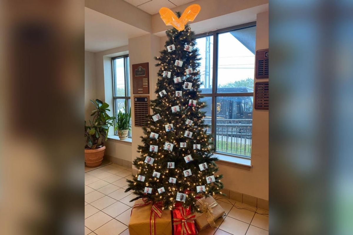 Sheriff’s Office Slammed For “Thugshot” Christmas Tree