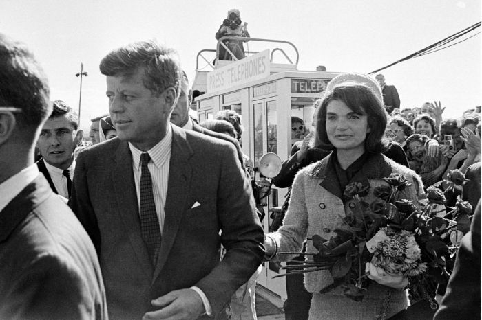 The Story Behind Jackie Kennedy’s Iconic Pink Suit