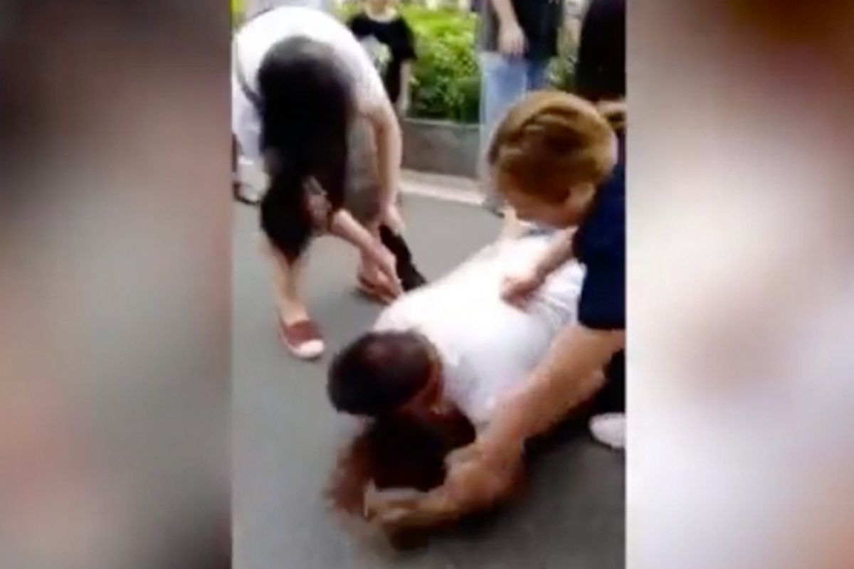 Man Shields Mistress From Attacking Wife in Middle of Street