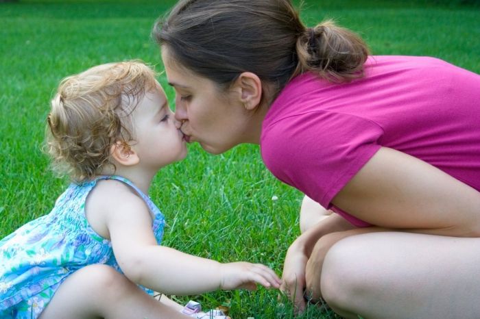 Psychologist Warns Parents Kissing Their Kids on the Lips Is “Too Sexual”